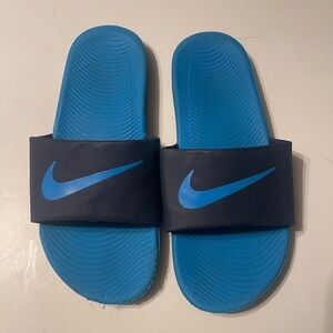 Nike Youth Size 6 Blue Slides